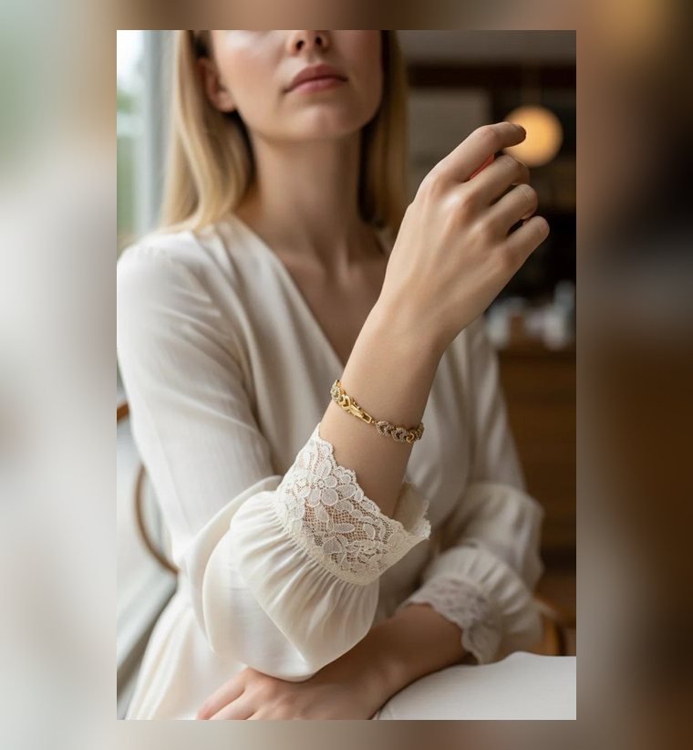 Cœurs Enlacés Bracelet — worn on the wrist