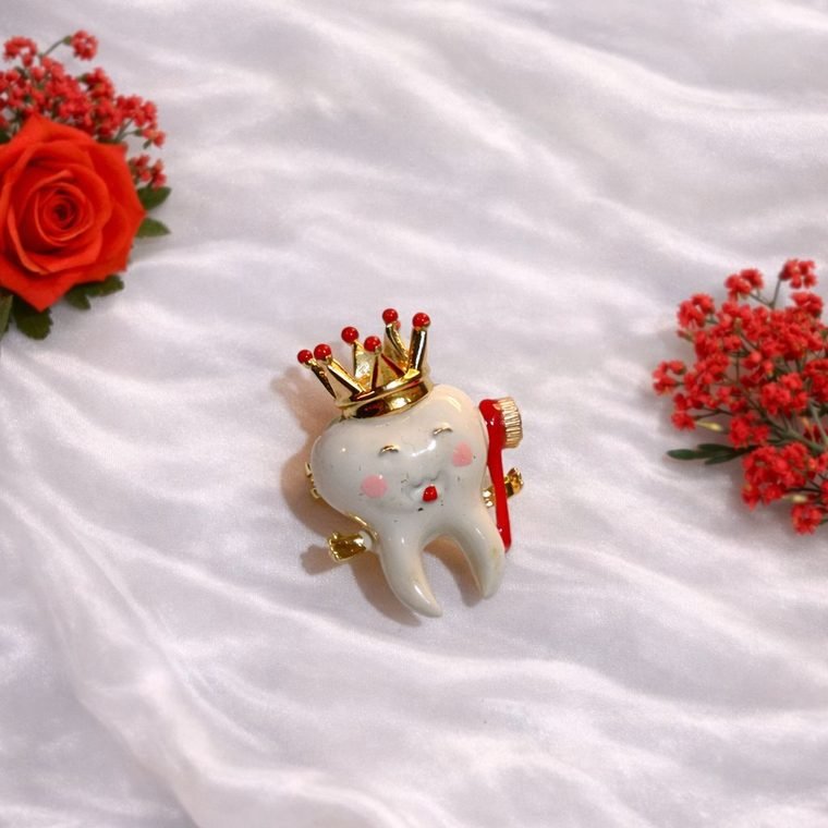 Royal Dent Brooch — enamelled tooth brooch with gold crown and red toothbrush