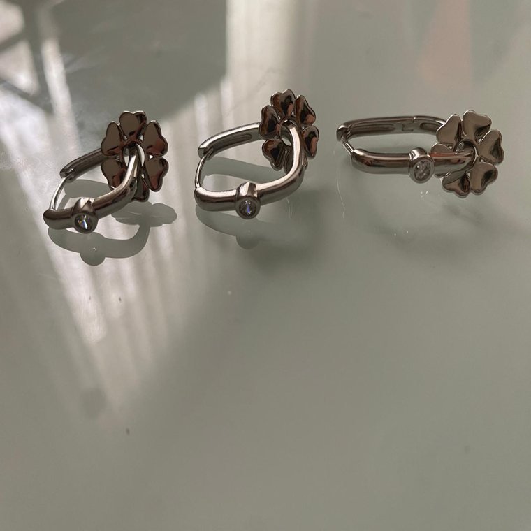 Trèfle Helix Single — silver-tone single cartilage hoop with clover charm